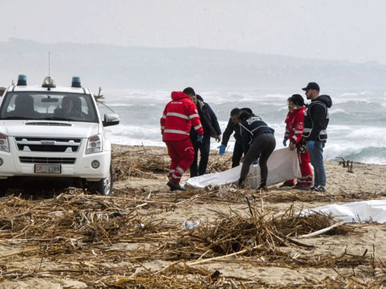 60 Muertos En Naufragio De Migrantes En Costas De Calabria Italia