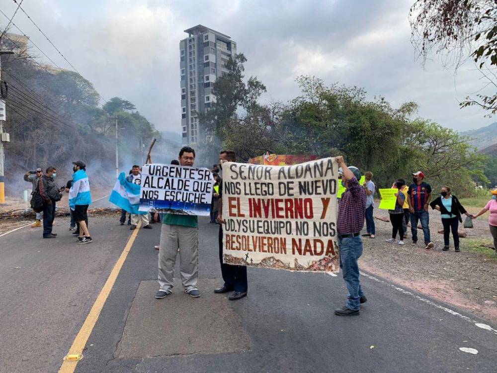 El malestar es que después de seis meses, los habitantes no han visto que los empleados del gobierno local se hayan presentado a trabajar.