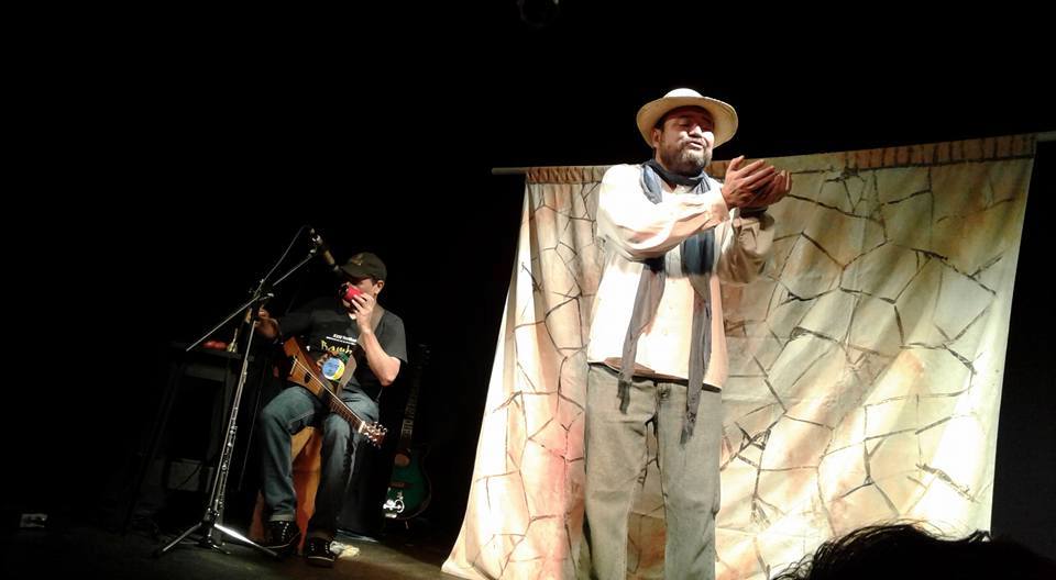 La obra de teatro "Conejo blanco, conejo rojo" presentada por Bambú en la colonia Alameda, tras permanecer cerrados durante meses por la pandemia.