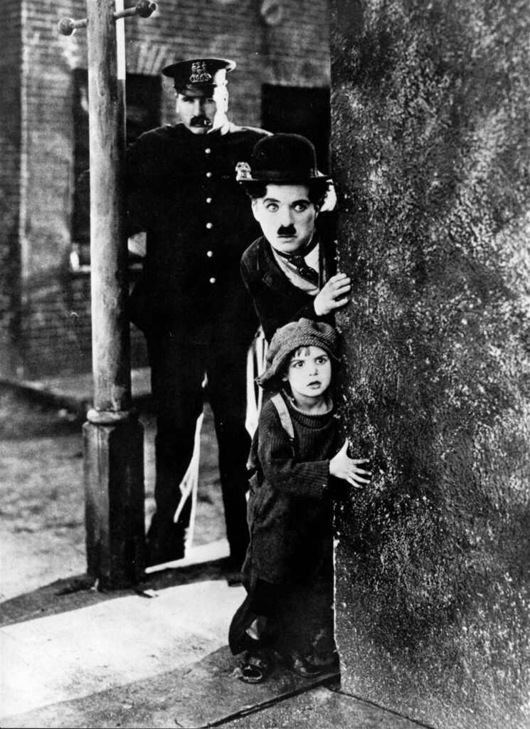 Charles Chaplin, de una forma sutil e inteligente, hacer una crítica de la desigualdad social imperante en su tiempo.