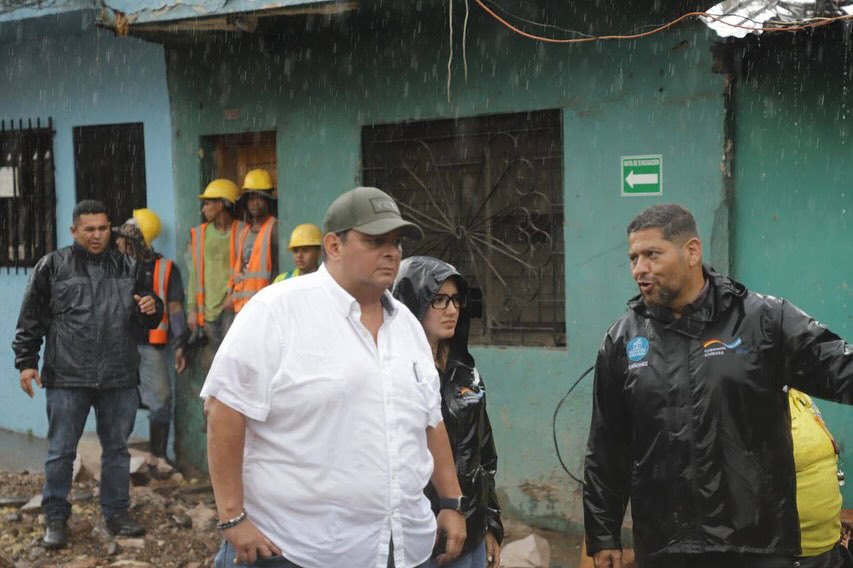 "Recién hemos concluido una reunión de trabajo con distintos compañeros y compañeras de la UNGIR, la GER, el CODE, Policía Municipal y demás, para revisar las incidencias de la semana. Hemos atendido 150 incidencias y estamos preparados para dar respuesta a la ciudadanía que se ve en problemas", afirmó el Alcalde Aldana.