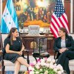 La Presidenta Xiomara Castro recibió hoy en Casa Presidencial a una delegación de congresistas demócratas de Estados Unidos, liderados por la legisladora de Chicago, Illinois, Delia Ramírez, con quienes dialogó sobre temas relacionados a la migración, Derechos Humanos, comercio, economía y otros de interés bilateral. El canciller Enrique Reina, en conferencia de prensa expresó que la Presidenta Castro compartió a la congresista Ramírez el avance de su gobierno y los planes y medidas que ha tomado a nivel general. También mencionó que la mandataria hondureña expuso a los congresistas los temas ligados a los derechos humanos y al proceso de investigación que se da sobre el crimen del ambientalista Juan López. “Se discutió el proceso de investigación del crimen del ambientalista Juan López, los avances de la sentencia de la Corte Interamericana de Derechos Humanos en los garífunas, economía, comercio y las causas que genera la migración y la reducción de la pobreza”, dijo Reina. Por su parte la legisladora demócrata por el Estado de Illinois, Delia Ramírez, indicó que la delegación de congresistas estadounidenses que visitan Honduras dialogó hoy de forma muy franca con la presidenta y que tuvo la oportunidad de escuchar un poco más de los pueblos garífunas y la comunidad campesina y como continúan trabajando por la tierra y el ambiente. “Es un honor poder estar aquí, yo soy congresista del Estado de Illinois y represento a una comunidad mayormente latina, mis padres son guatemaltecos así que soy chapino-americana centroamericana de sangre, para nosotros nuestra delegación de oficinas individuales de oficinas de congresistas fue una oportunidad para poder escuchar un poquito más directamente de la comunidad, de los pueblos garífunas y de la comunidad campesina de las maneras en que ellos continúan trabajando por el ambiente, por la tierra y también a los recursos necesarios para poder salir adelante que previenen la necesidad de emigrar”, indicó Ramírez. Agregando que, “continuamos abogando por un Honduras donde la gente puede salir adelante donde la comunidad puede sentirse segura y las maneras que oficinas congresionales en Estados Unidos como la mía pueden continuar aprendiendo y entendiendo del pueblo las necesidades que son muy reales y muy concretas en este país”.