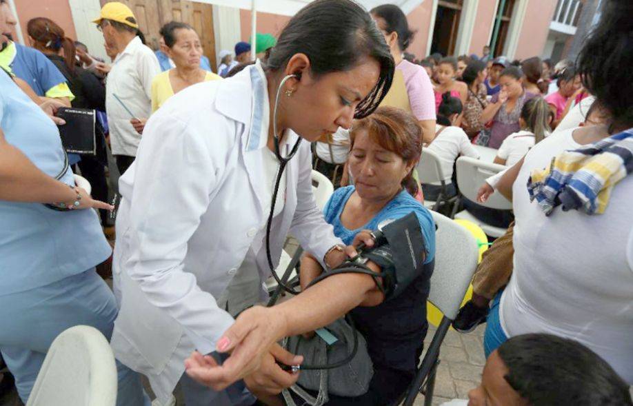 Gobierno de Honduras anuncia aumento salarial para profesionales de la salud