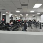 Sala de espera en el nuevo consulado de Honduras en Houston, con espacio amplio para la atención de la comunidad migrante.