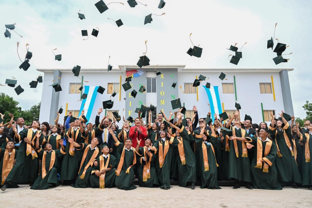 Mas de 100 jóvenes se gradúan de la primera promoción de estudiantes del Centro de Innovación y Tecnología Agrícola (SCITA).