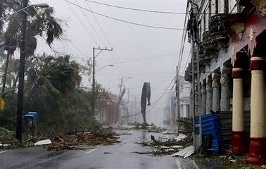 huracán Oscar en Guantánamo, mostrando calles anegadas y la labor de los servicios de emergencia asistiendo a los residentes.