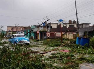 efectos del terremoto en Bartolomé Masó, Cuba, donde se observan edificaciones dañadas y la movilización de los residentes de la zona afectada.