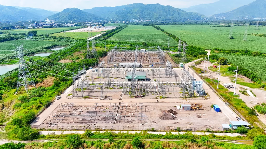 La presidenta Xiomara Castro inauguró la ampliación de la subestación San Pedro Sula Sur. Con una inversión de 319.5 millones de lempiras, beneficiará a más de 416,440 hogares, impulsando el desarrollo del Valle de Sula y fortaleciendo el sistema eléctrico nacional.