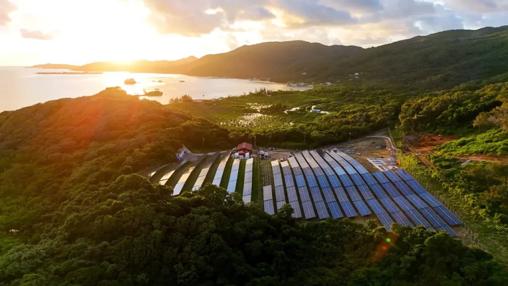 El ministro Erick Tejada informa sobre los avances de la ENEE en Guanaja: proyecto solar PERLA, reducción de tarifas en un 32% y mejoras en el servicio eléctrico.