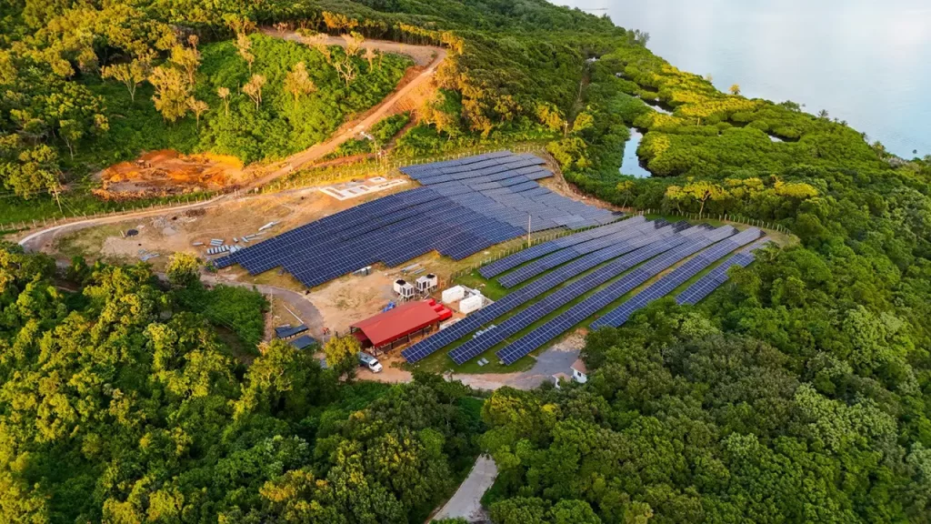 El ministro Erick Tejada informa sobre los avances de la ENEE en Guanaja: proyecto solar PERLA, reducción de tarifas en un 32% y mejoras en el servicio eléctrico.