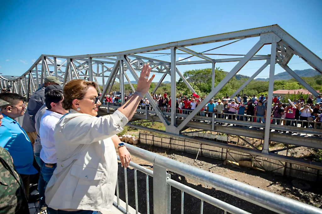 Xiomara Castro supervisa construcción de puente Guacirope que beneficiará a 650 mil habitantes en el departamento de Valle