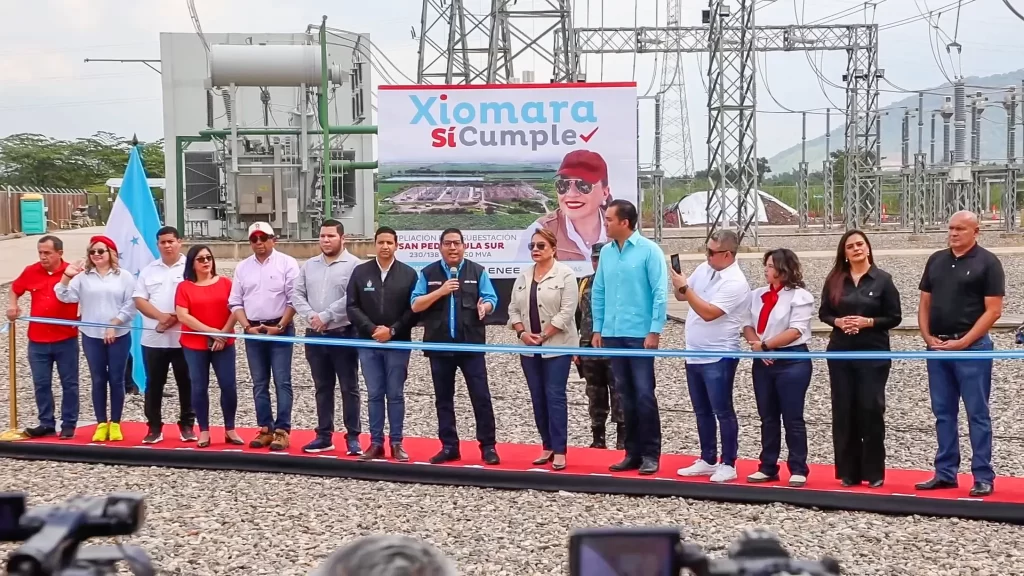 La presidenta Xiomara Castro inauguró la ampliación de la subestación San Pedro Sula Sur. Con una inversión de 319.5 millones de lempiras, beneficiará a más de 416,440 hogares, impulsando el desarrollo del Valle de Sula y fortaleciendo el sistema eléctrico nacional.

