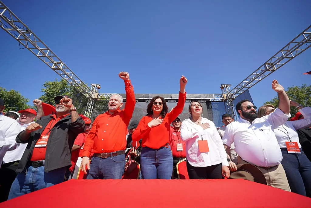 Rixi Moncada lanzó su precandidatura presidencial en Santa Bárbara con el respaldo de figuras del Partido Libre. Destacó la importancia de reformas judiciales y el fortalecimiento de políticas sociales.