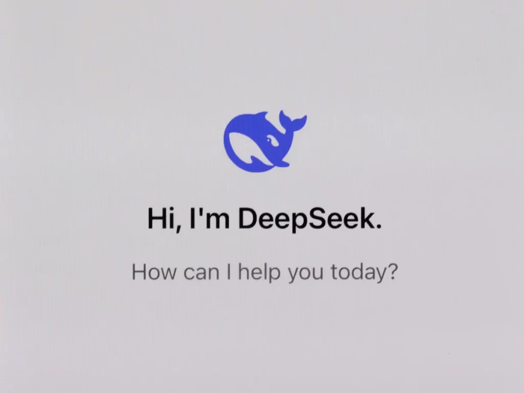 DeepSeek ha desarrollado un modelo de inteligencia artificial eficiente y de bajo costo, optimizando el uso de hardware y revolucionando la IA.
