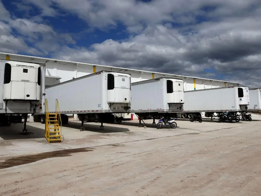 Camiones refrigerados utilizados para transportar moscas estériles en Honduras